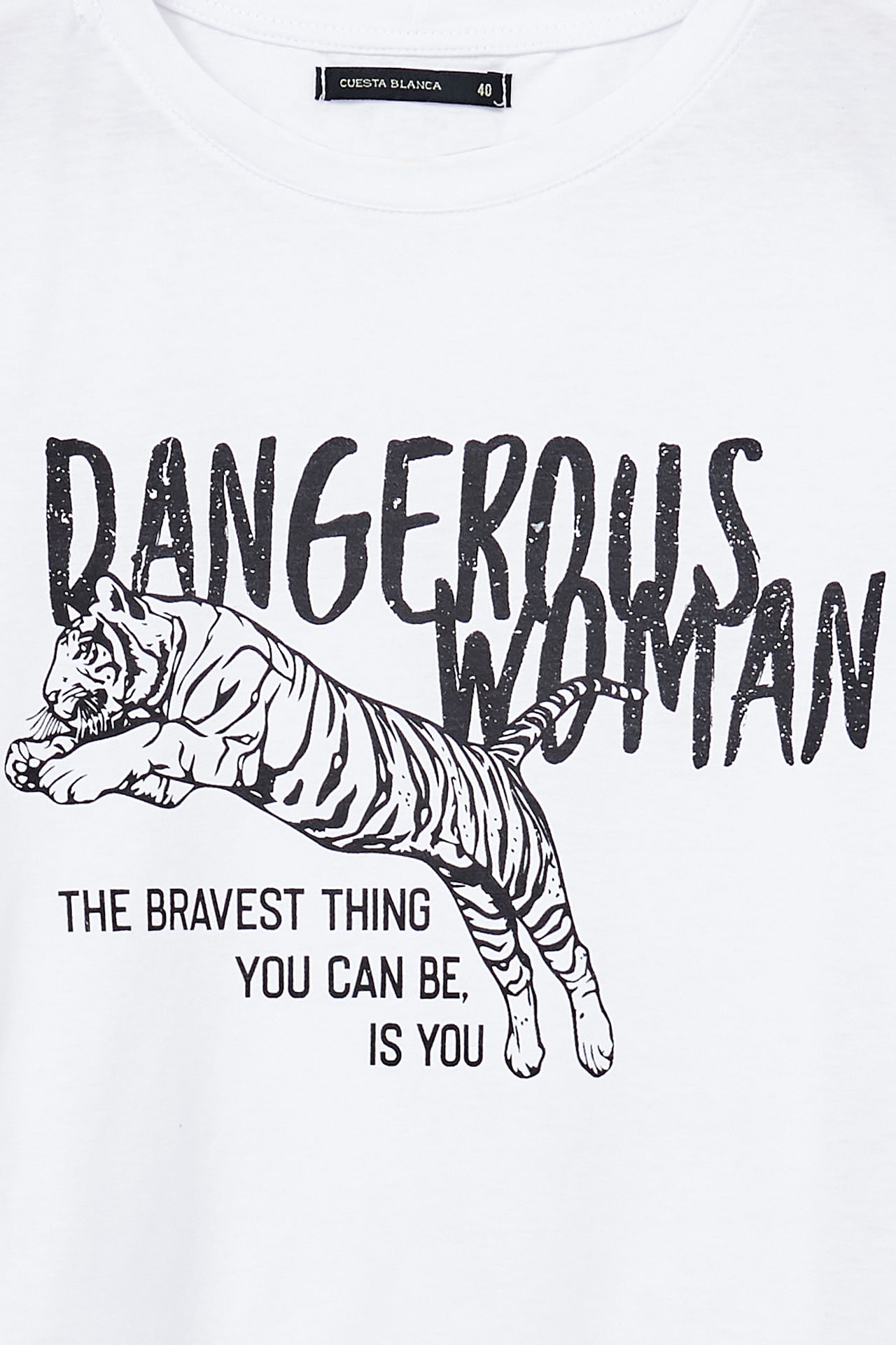 remera blanca manga negra